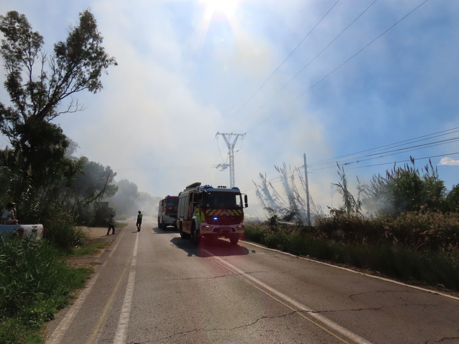 Los bomberos intervienen una quema de paja del arroz descontrolada en un campo junto a la Albufera