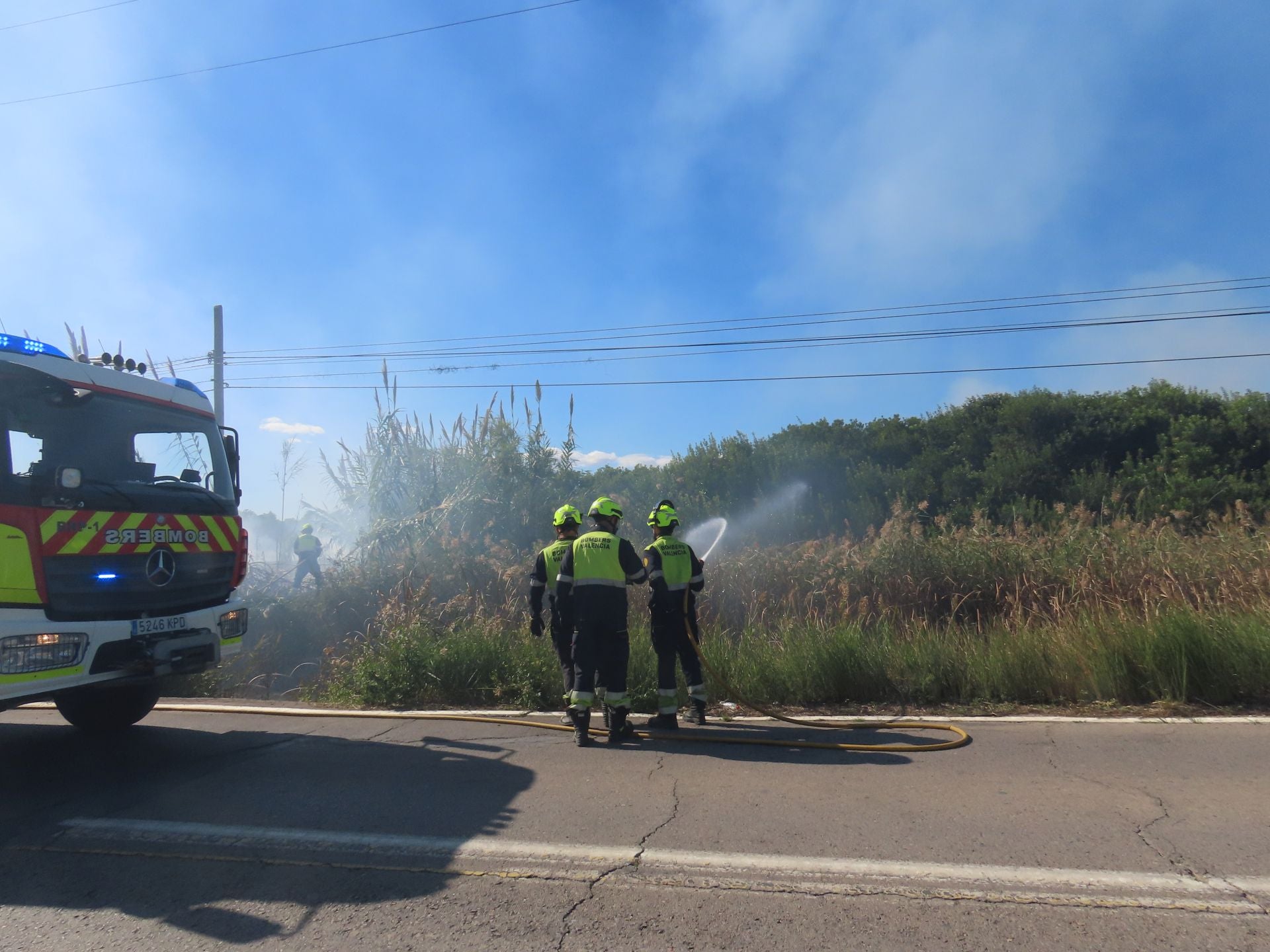 Los bomberos intervienen una quema de paja del arroz descontrolada en un campo junto a la Albufera