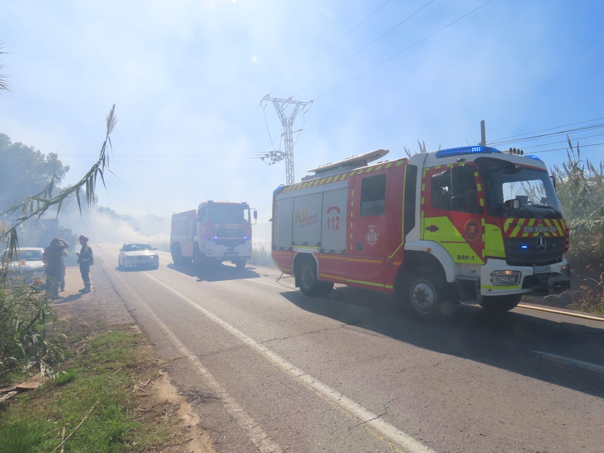 Los bomberos intervienen una quema de paja del arroz descontrolada en un campo junto a la Albufera