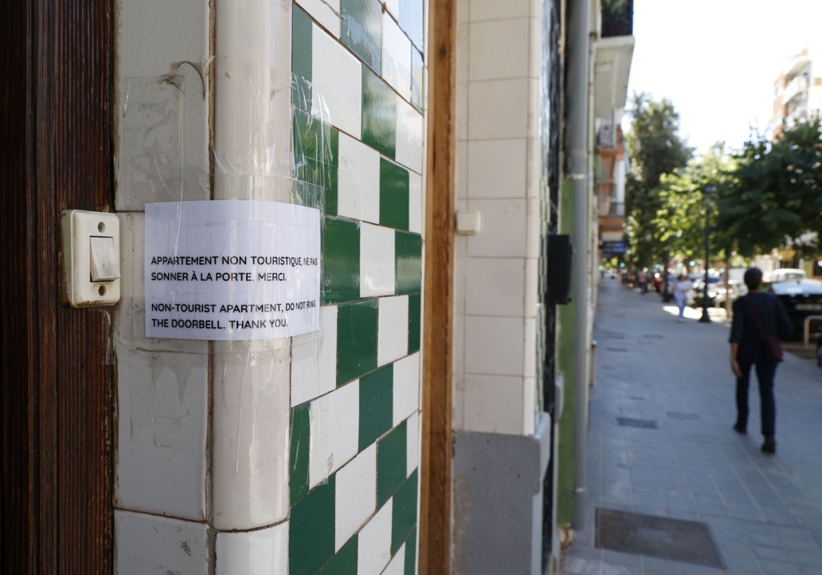 El cartel de un piso de uso vacacional en la calle de la Reina.