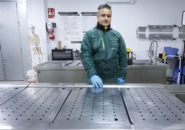 El director del Instituto Español Funerario, José Luis Mulero, en el espacio donde prepara a los difuntos.