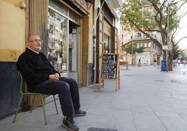 Amadeo, dueño de un establecimiento de venta de miel en la plaza del Mercado Central.