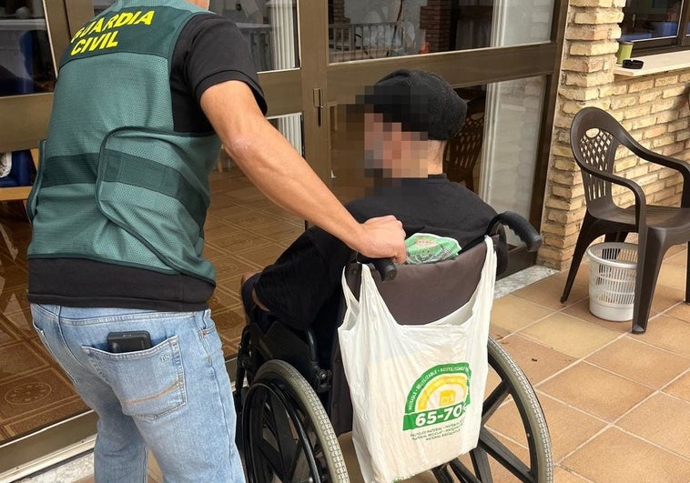 Un guardia civil auxilia a una de las víctimas maltratadas por el grupo criminal.