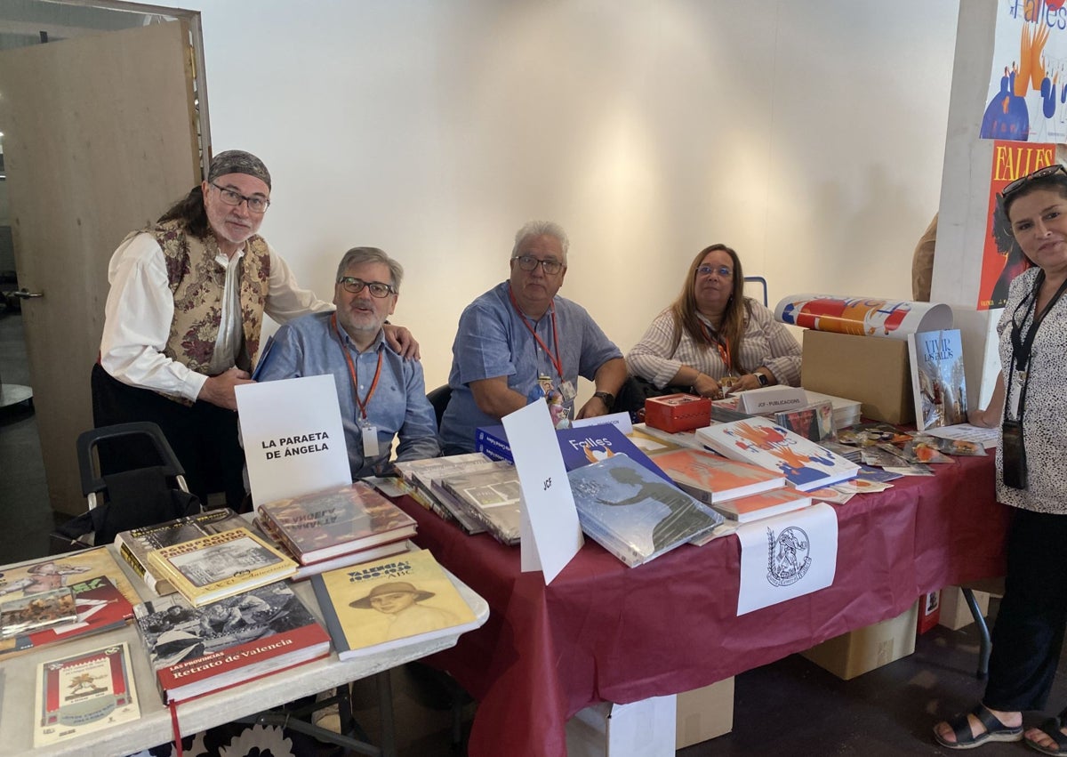 Imagen secundaria 1 - Participantes en la feria del coleccionismo, en 'Una festa per a tots'.