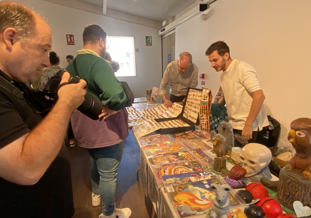 Imagen principal - Participantes en la feria del coleccionismo, en 'Una festa per a tots'.