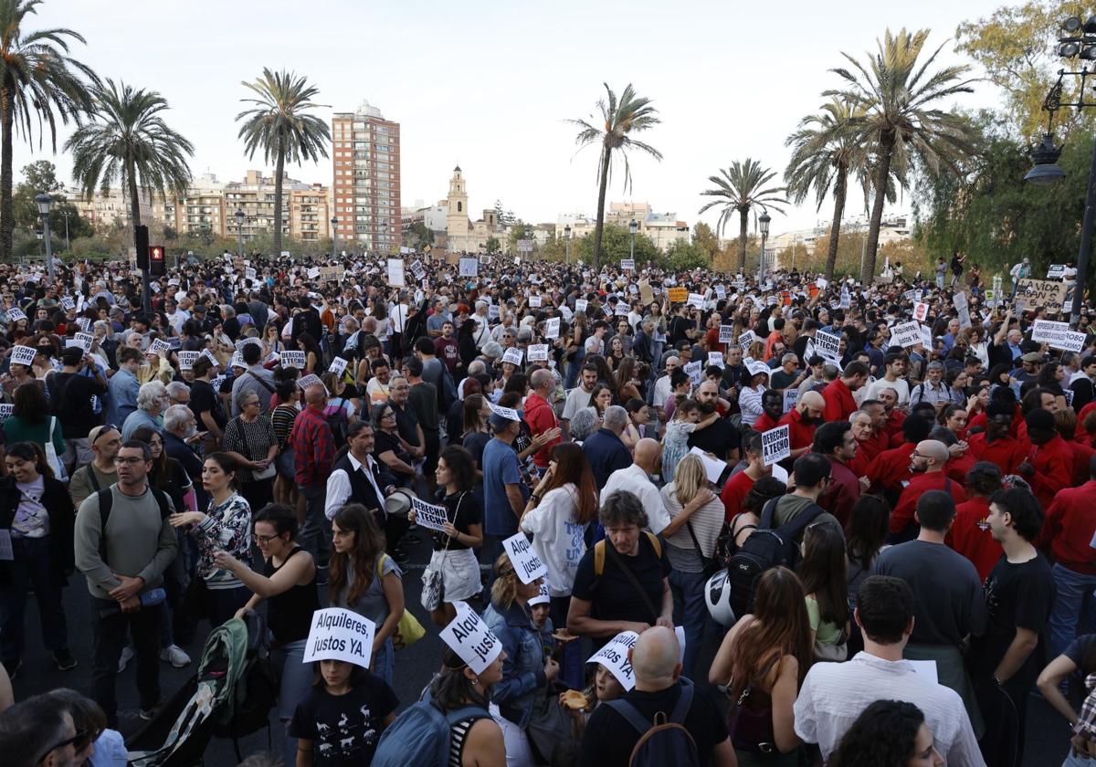 El acceso a la vivienda agita a una multitud que invade el centro de Valencia para reclamar soluciones