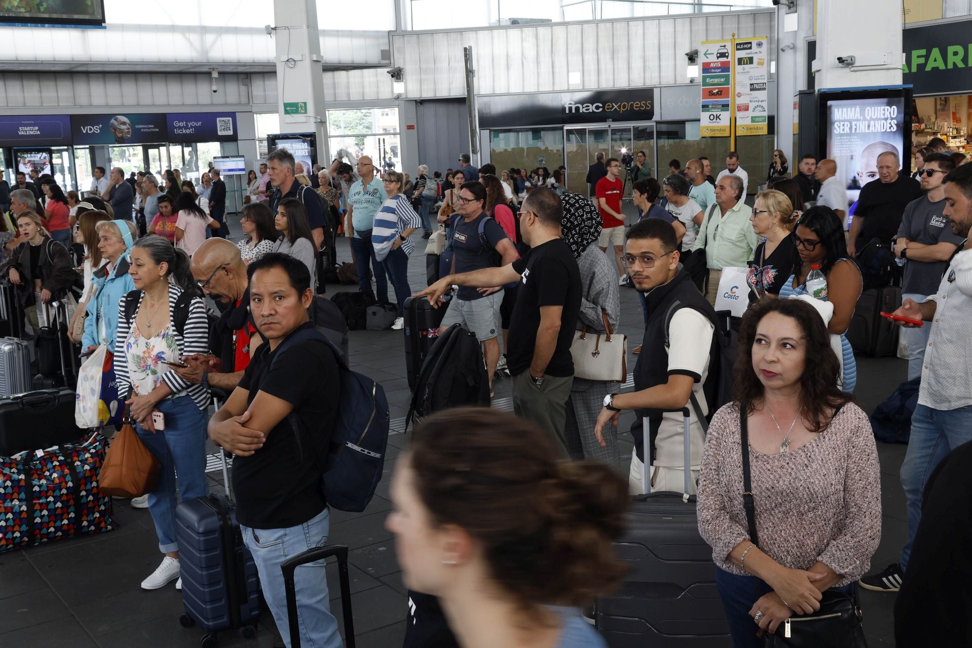 Retrasos y cancelaciones en la estación Joaquín Sorolla de Valencia