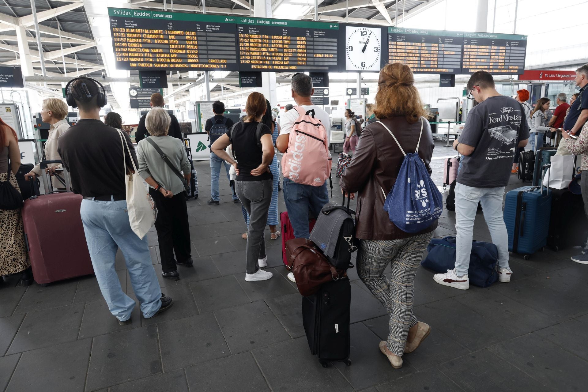 Retrasos y cancelaciones en la estación Joaquín Sorolla de Valencia