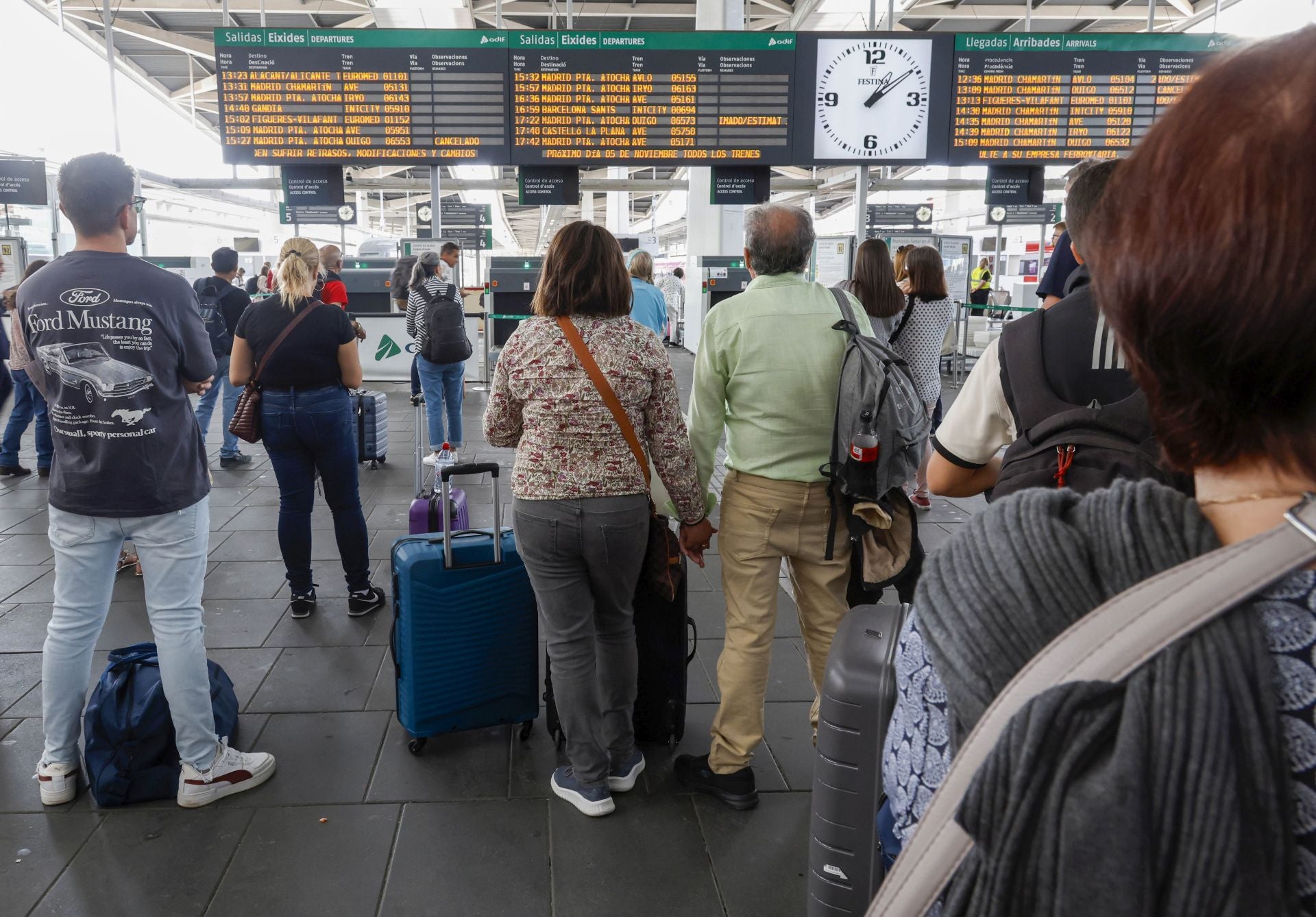 Retrasos y cancelaciones en la estación Joaquín Sorolla de Valencia