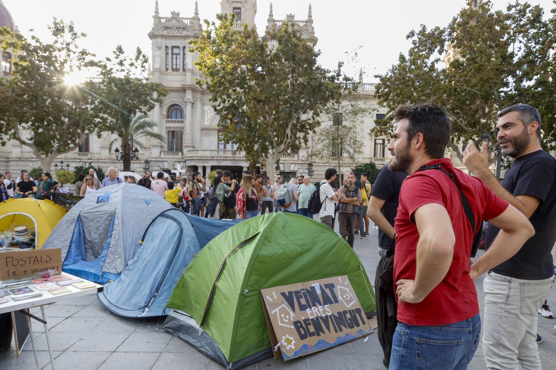 Los acampados por la vivienda amanecen en la plaza del Ayuntamiento