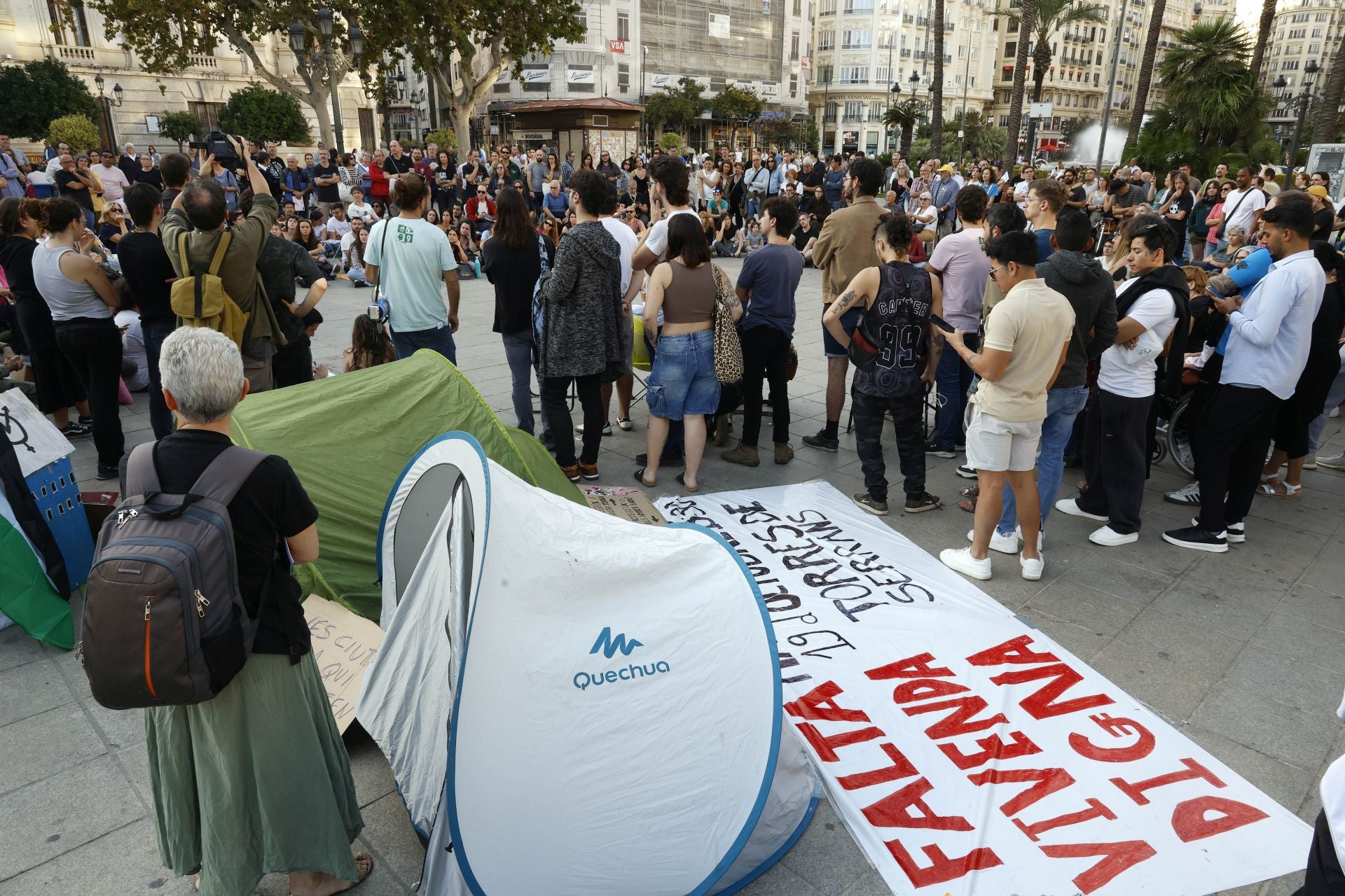 Los acampados por la vivienda amanecen en la plaza del Ayuntamiento