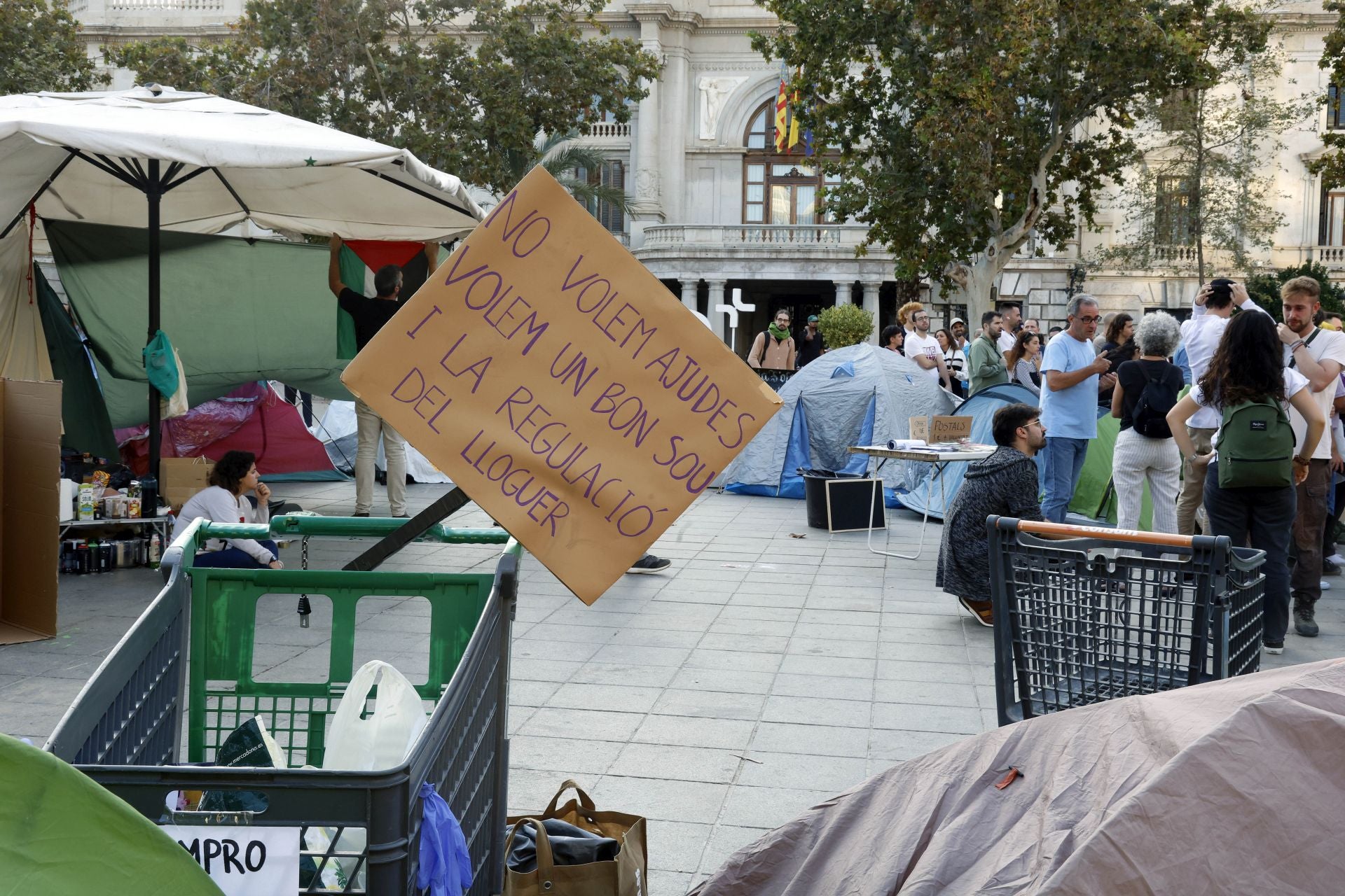 Los acampados por la vivienda amanecen en la plaza del Ayuntamiento