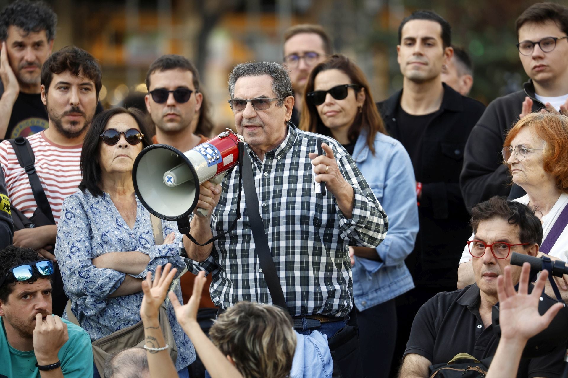 Los acampados por la vivienda amanecen en la plaza del Ayuntamiento