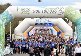 Salida de la marcha Valencia contra el Cáncer 2024.