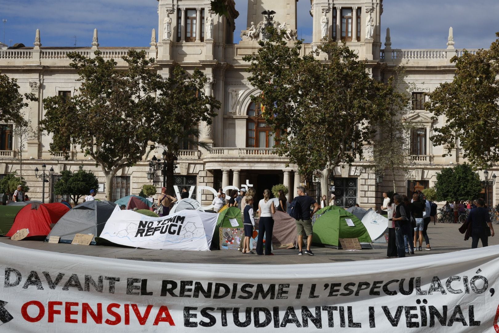 Los acampados por la vivienda amanecen en la plaza del Ayuntamiento