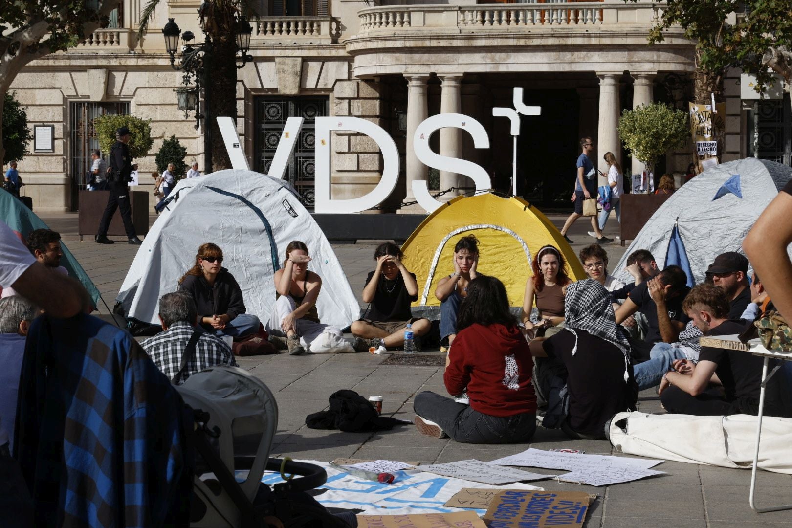 Los acampados por la vivienda amanecen en la plaza del Ayuntamiento