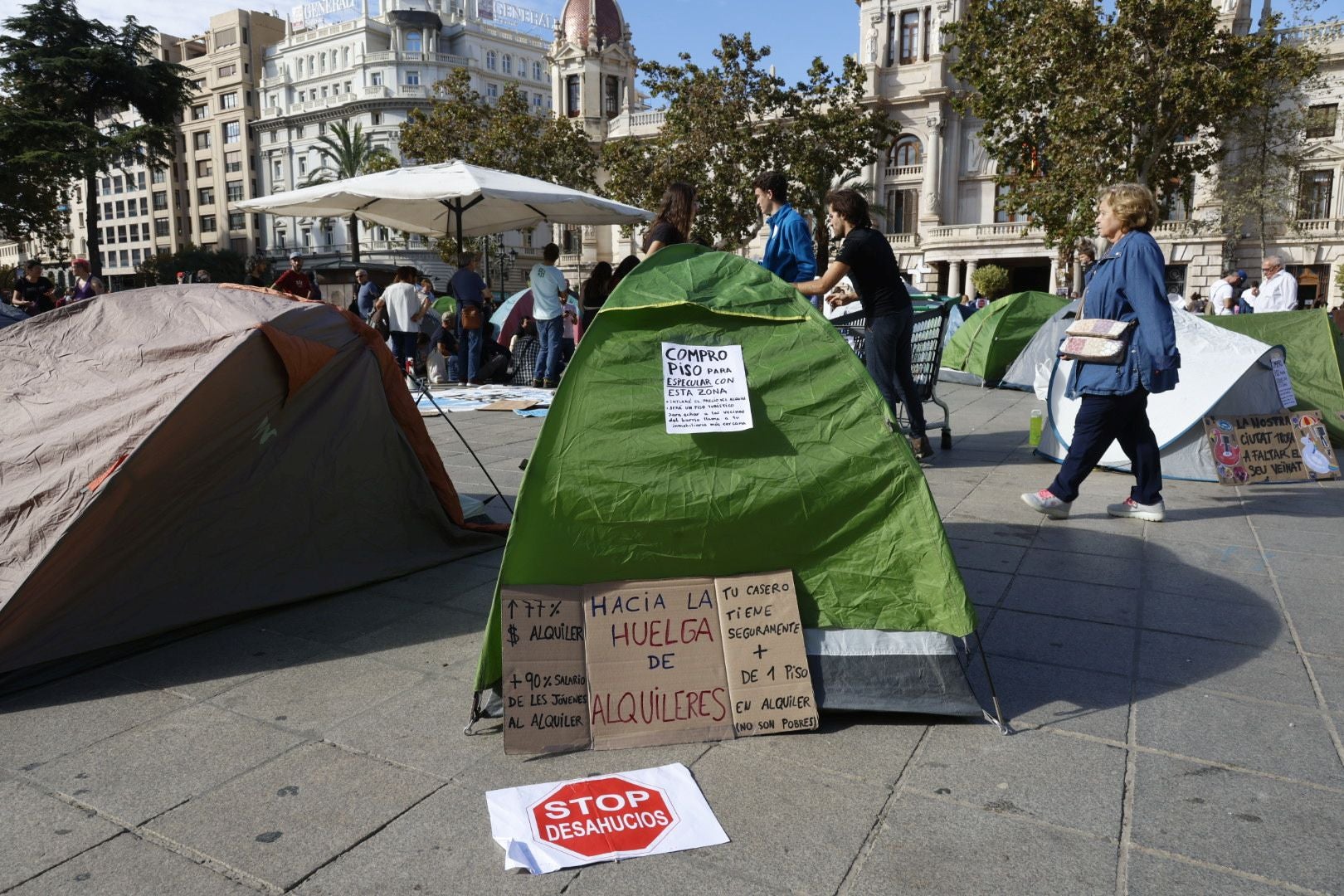 Los acampados por la vivienda amanecen en la plaza del Ayuntamiento