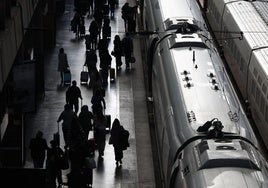 Pasajeros en la estación de Atocha este domingo.