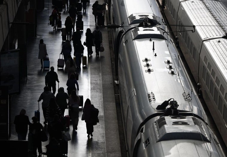 Pasajeros en la estación de Atocha este domingo.