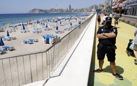 Un agente de la Policía de Benidorm, en una imagen de archivo.