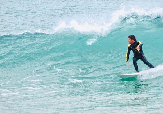 Un surfista en Cullera, uno de los mejores lugares de la Comunitat para practicar este deporte.