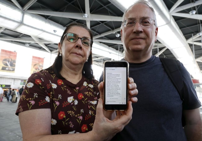 María y Daniel Sanx, con el aviso de la anulación.