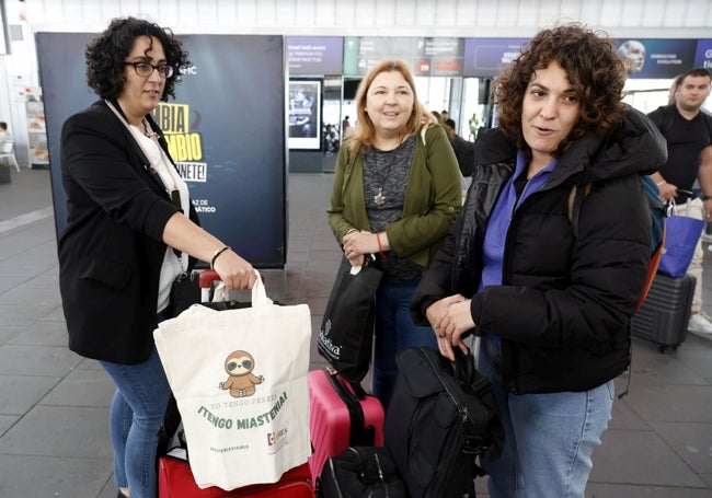 Clara Morales, María Coral López y Paula Serrano, tras regresar de Madrid.