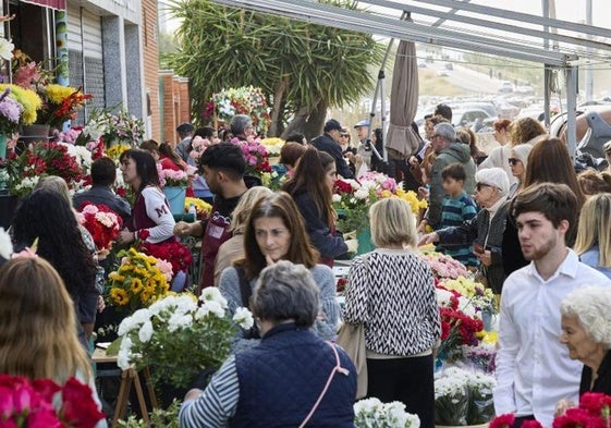 Decenas de personas compran flores a la entrada del Cementerio General en una imagen de archivo.