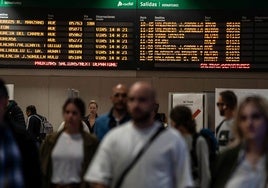 Varias personas en la estación de tren de Chamartín.