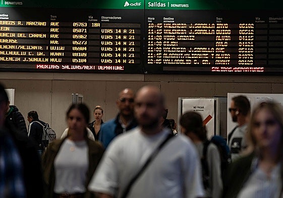 Varias personas en la estación de tren de Chamartín.