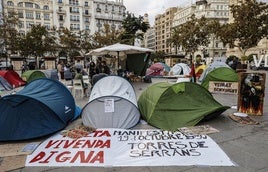 FOTOS | Acampada frente al Ayuntamiento de Valencia en protesta por la vivienda