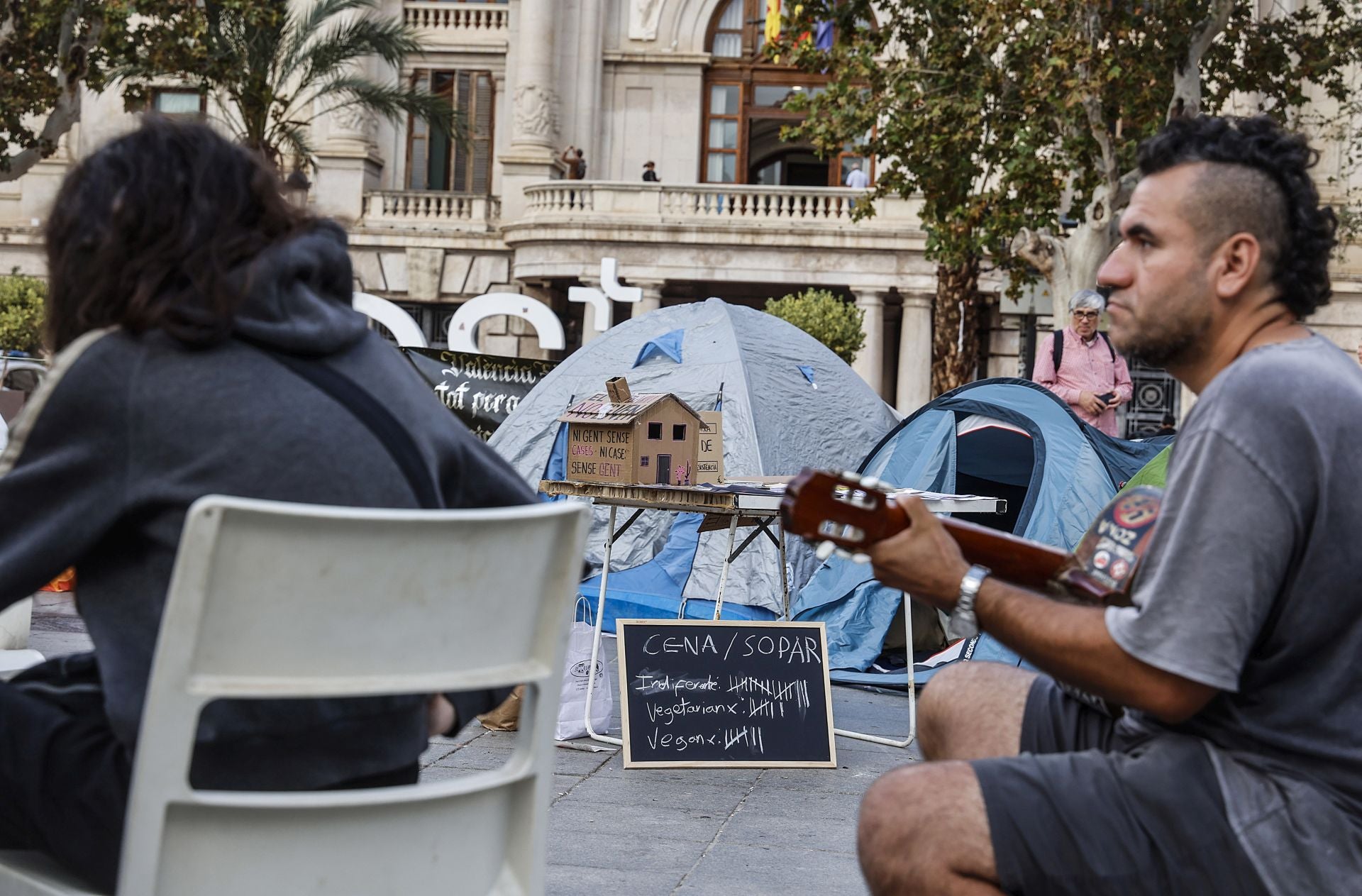 FOTOS | Acampada frente al Ayuntamiento de Valencia en protesta por la vivienda