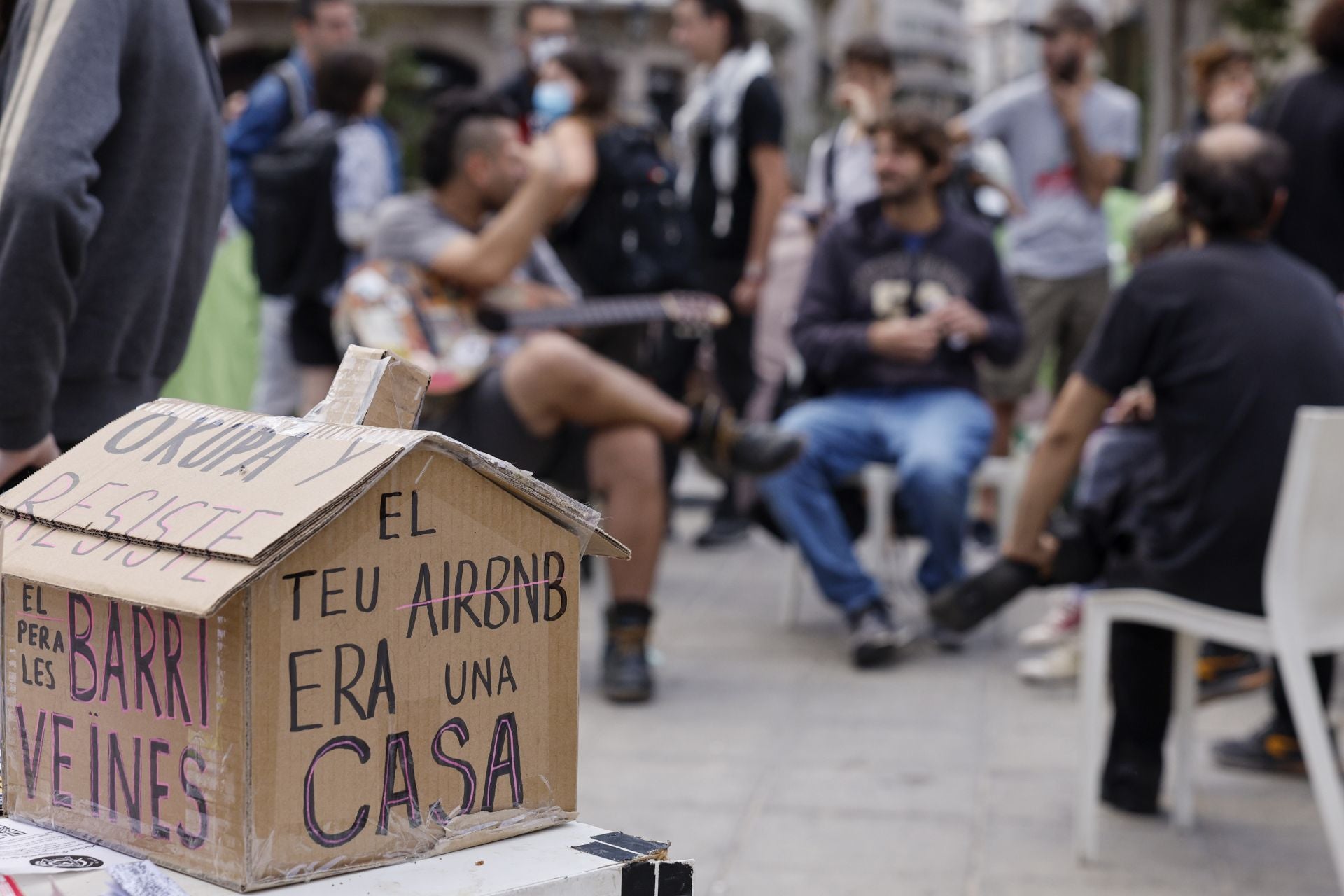 FOTOS | Acampada frente al Ayuntamiento de Valencia en protesta por la vivienda