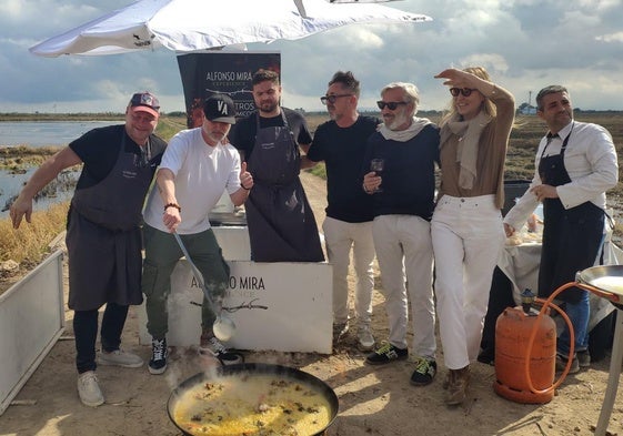 Rodrigo de la Calle, Edu Torres, Imanol Arias y Raquel Meroño con los chefs de Alfonso Mira este lunes en la Albufera.