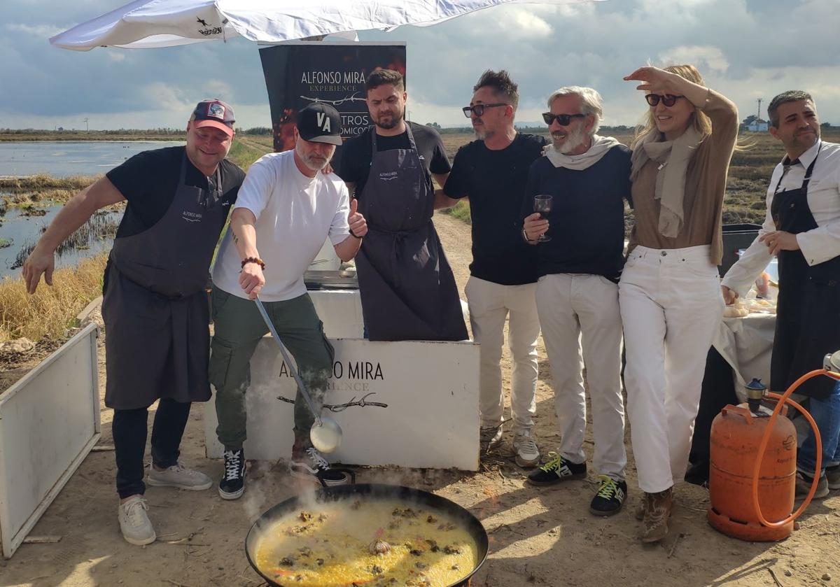 Rodrigo de la Calle, Edu Torres, Imanol Arias y Raquel Meroño con los chefs de Alfonso Mira este lunes en la Albufera.