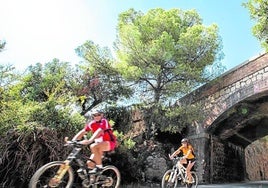 La vía verde del Mar ofrece una ruta ciclista accesible para todos los niveles.