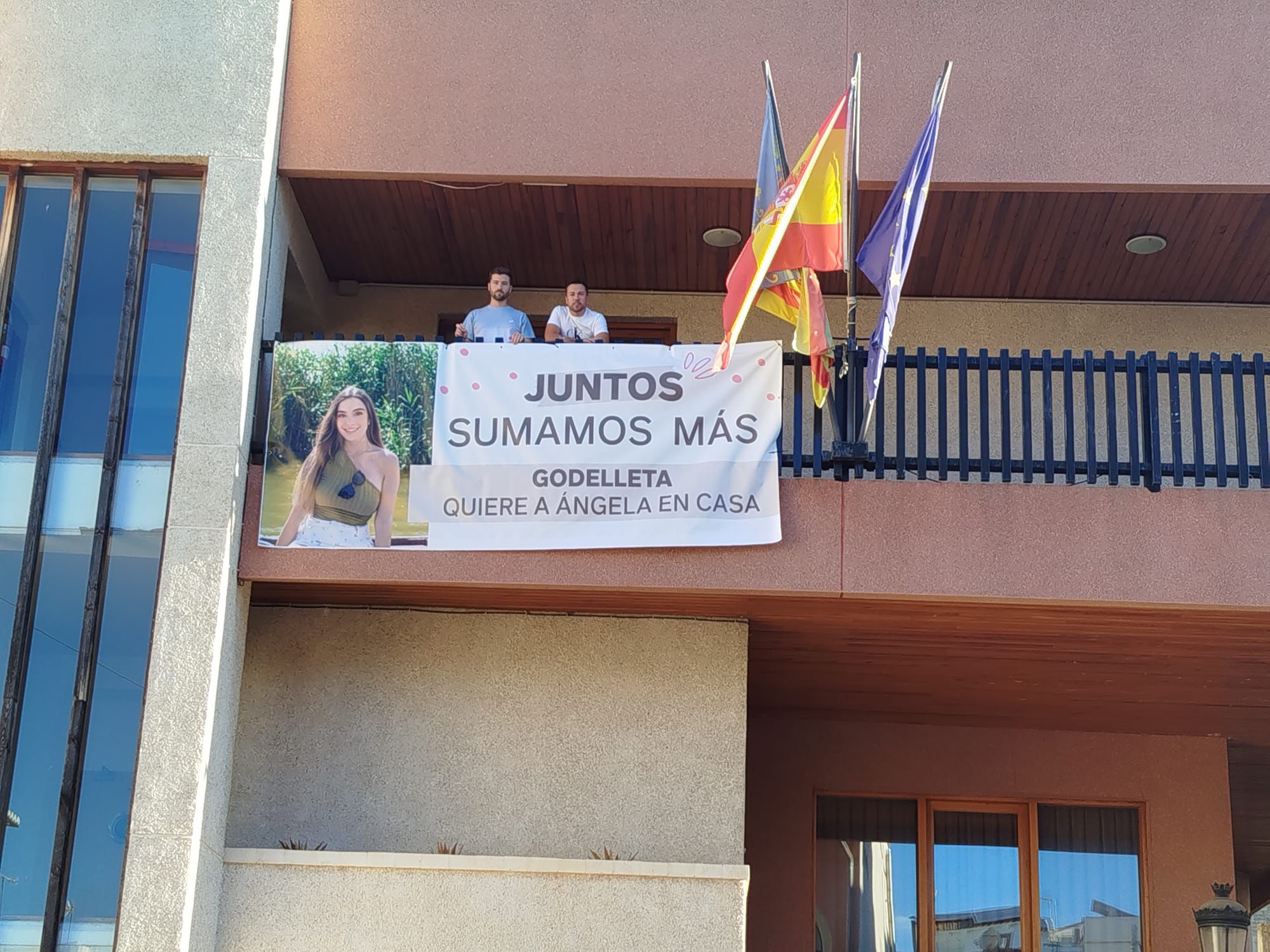 Pancarta de apoyo a Ángel en el ayuntamiento de Godelleta.