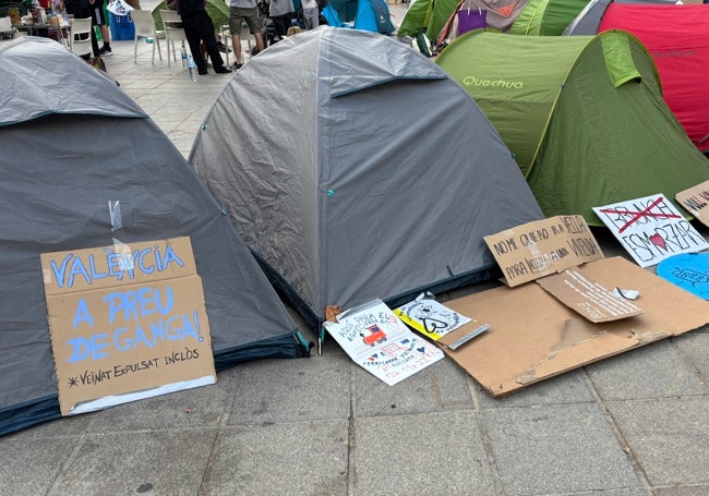 Algunas de las pancartas de la acampada, este lunes.