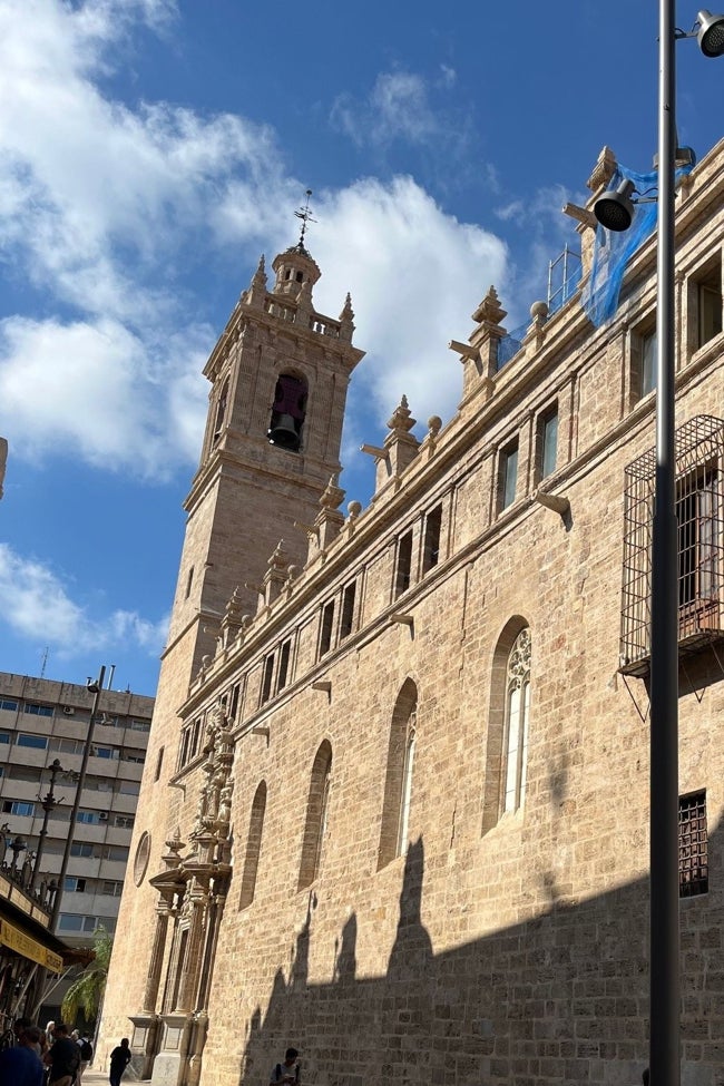 La Iglesia de los Santos Juanes queda, en su exterior, completamente restaurada.