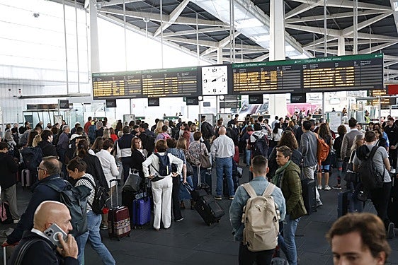 FOTOS | Retrasos del AVE en Joaquín Sorolla este lunes tras el caos ferroviario