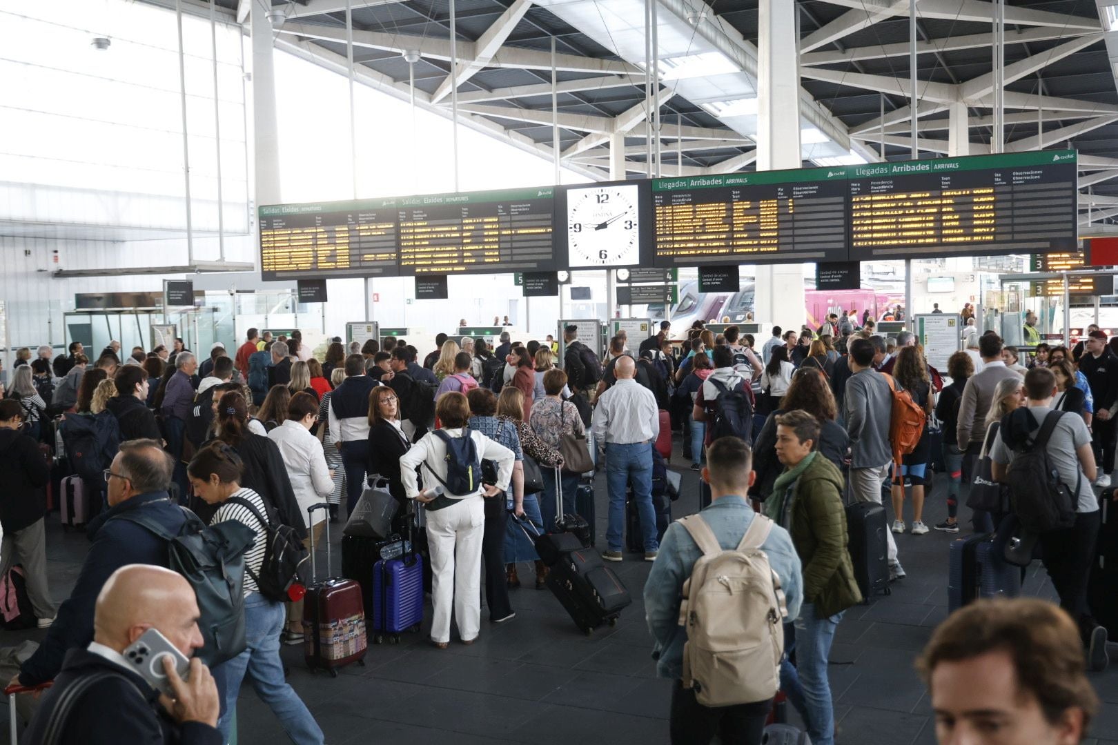 FOTOS | Retrasos del AVE en Joaquín Sorolla este lunes tras el caos ferroviario