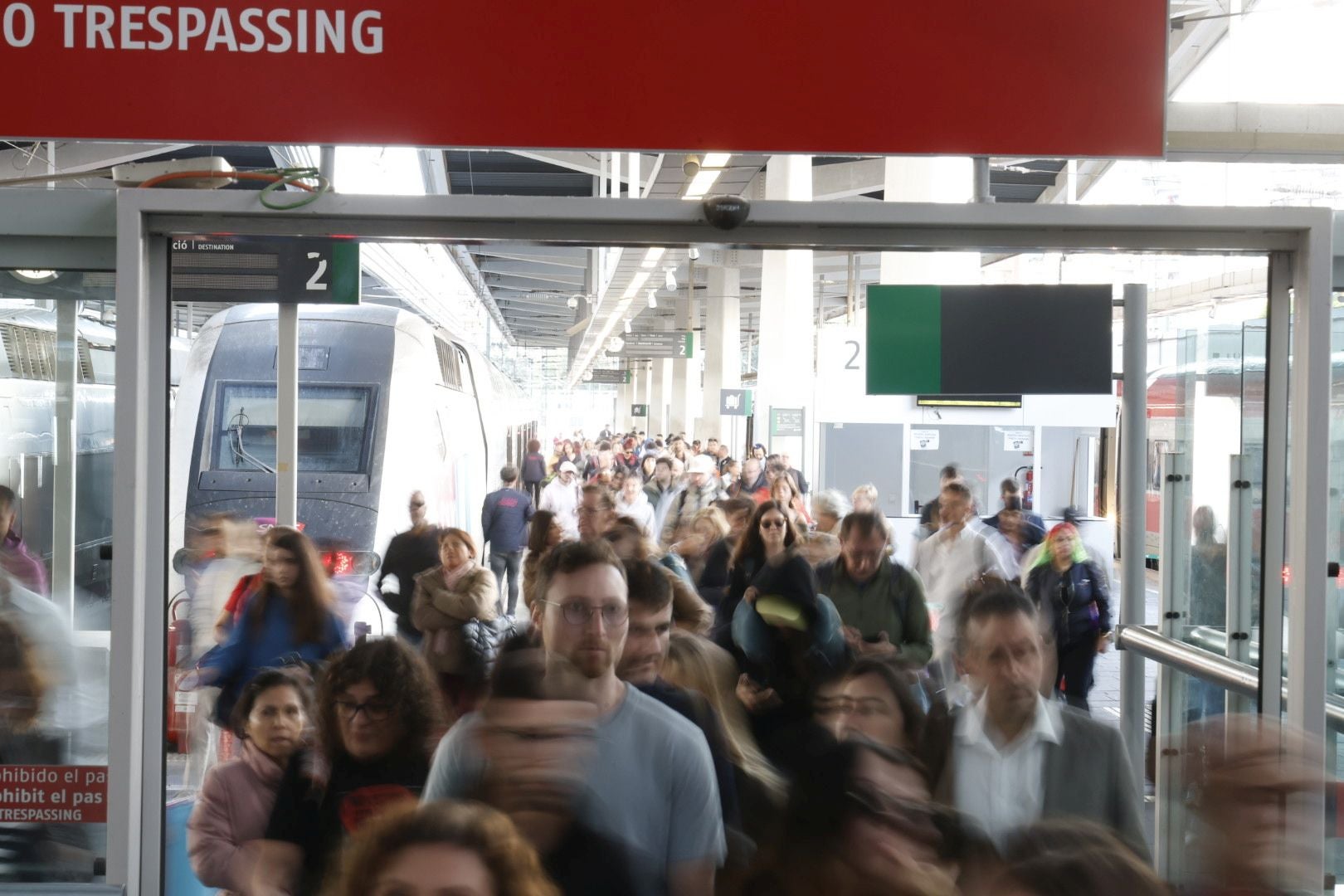 FOTOS | Retrasos del AVE en Joaquín Sorolla este lunes tras el caos ferroviario