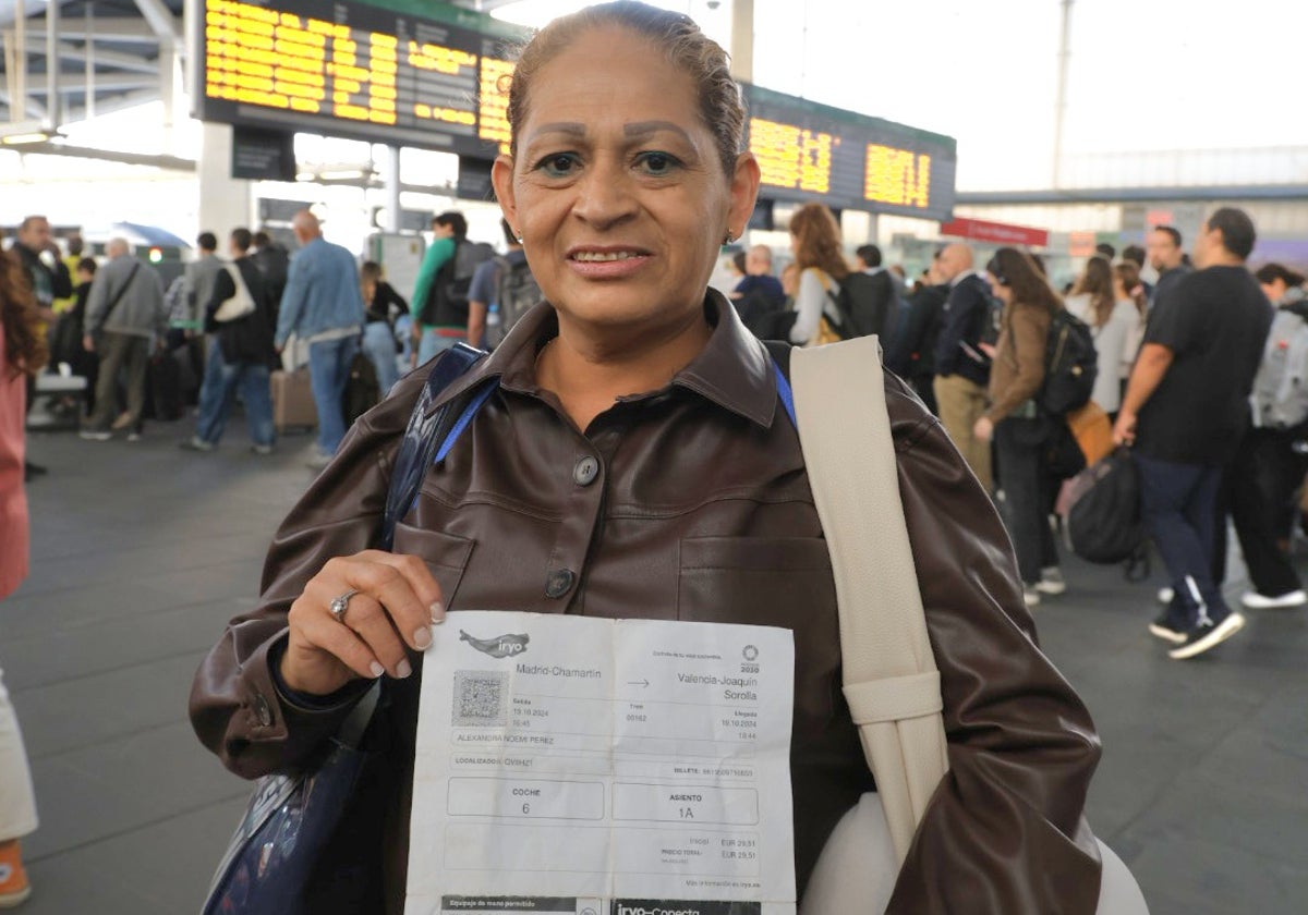 Alexandra Noemí, una de las viajeras afectadas por el caos ferroviario entre Madrid y la Comunitat.