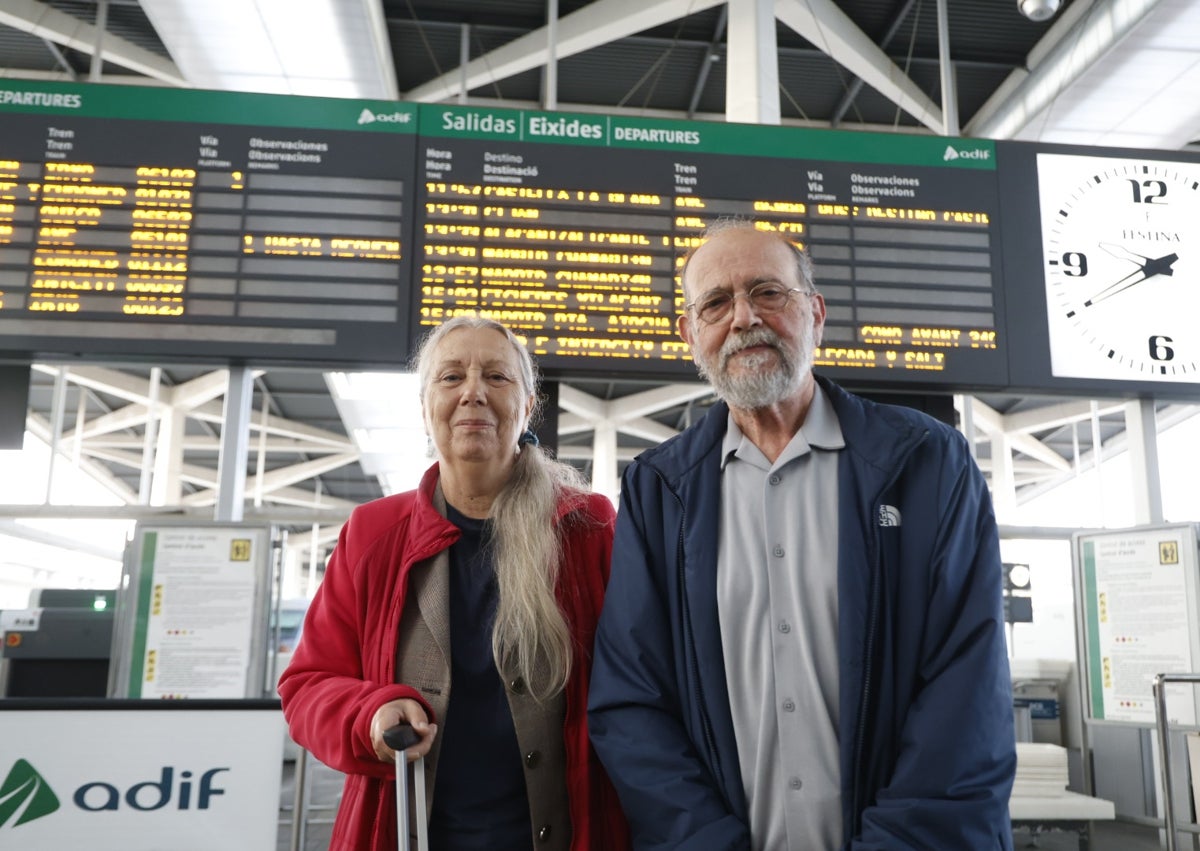 Imagen secundaria 1 - Saturnino y su hijo Cristian junto a José María y Juana esperan la llegada de su AVE en la estación Joaquín Sorolla.