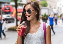 El consumo de zumos y bebidas vegetales a lo largo del día mantiene el organismo saludable.