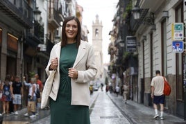 Sara Portela, en la calle Bolsería, con el campanario de la iglesia de los Santos Juanes al fondo.