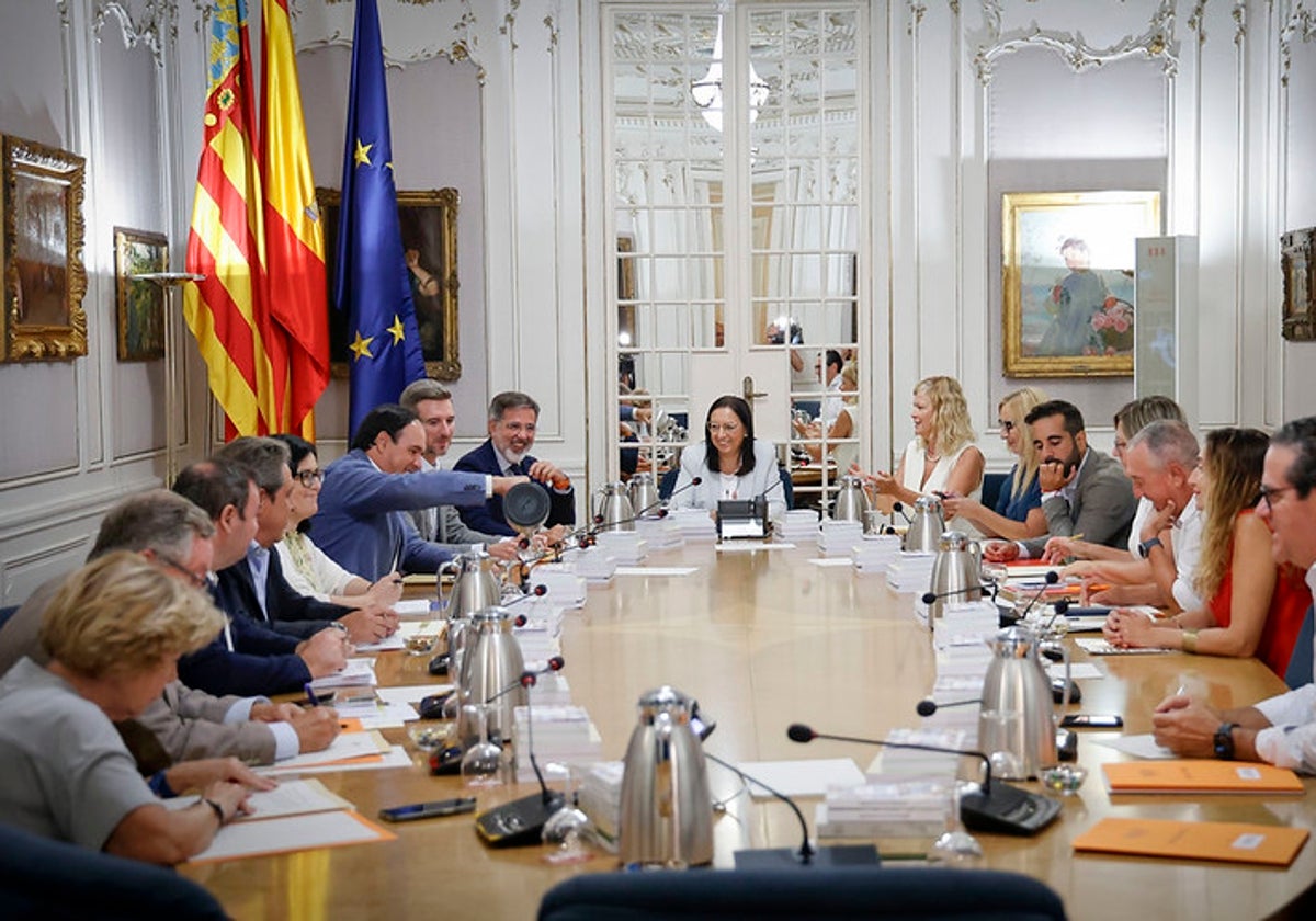 Miembros de la Mesa y la Junta de Les Corts.