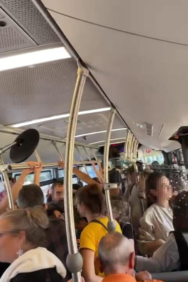 Autobús de la línea 93 que enlaza la playa con el centro, a las 17.30 horas del sábado 19 de octubre.