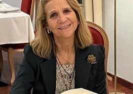 La Infanta Elena, firmando en el Libro de Oro del Casino de Agricultura de Valencia.