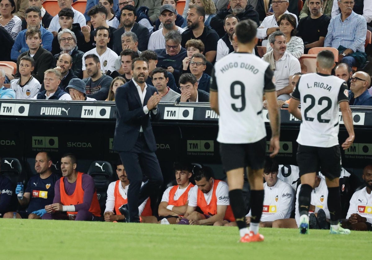 Baraja arenga a Hugo Duro y Luis Rioja en el partido contra Las Palmas